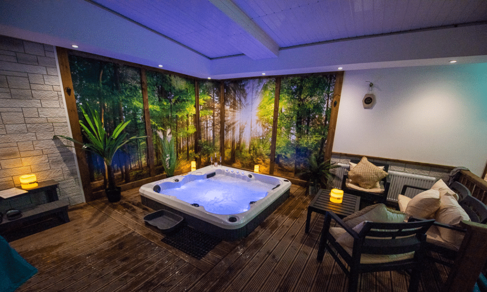 Спа бассейн в интерьере загородного дома