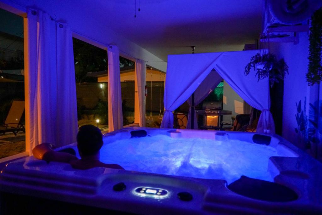 Спа бассейн на заднем дворе пентхауса